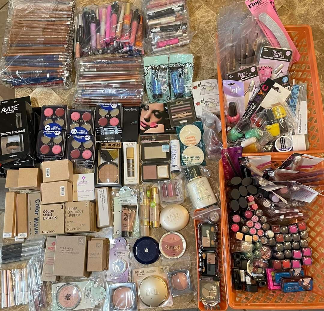 Palette de 250 produits cosmétiques — vue 1