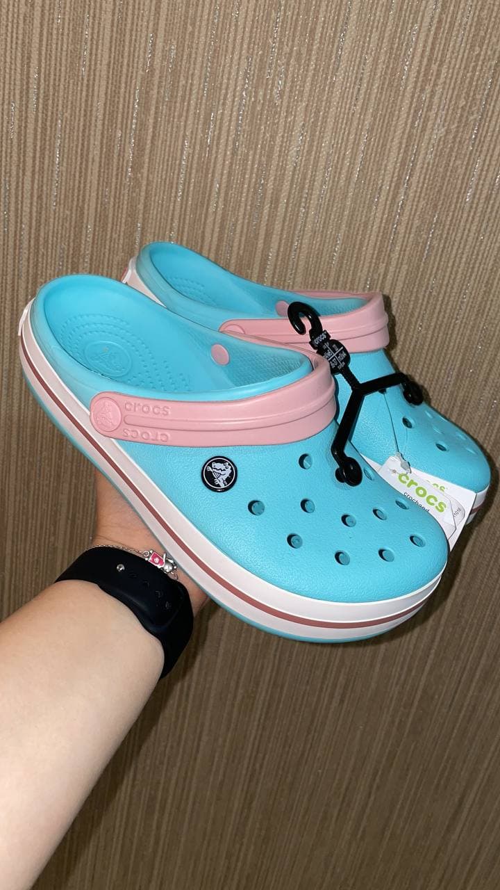 Palette d’environ 65 paires de Crocs — vue 11