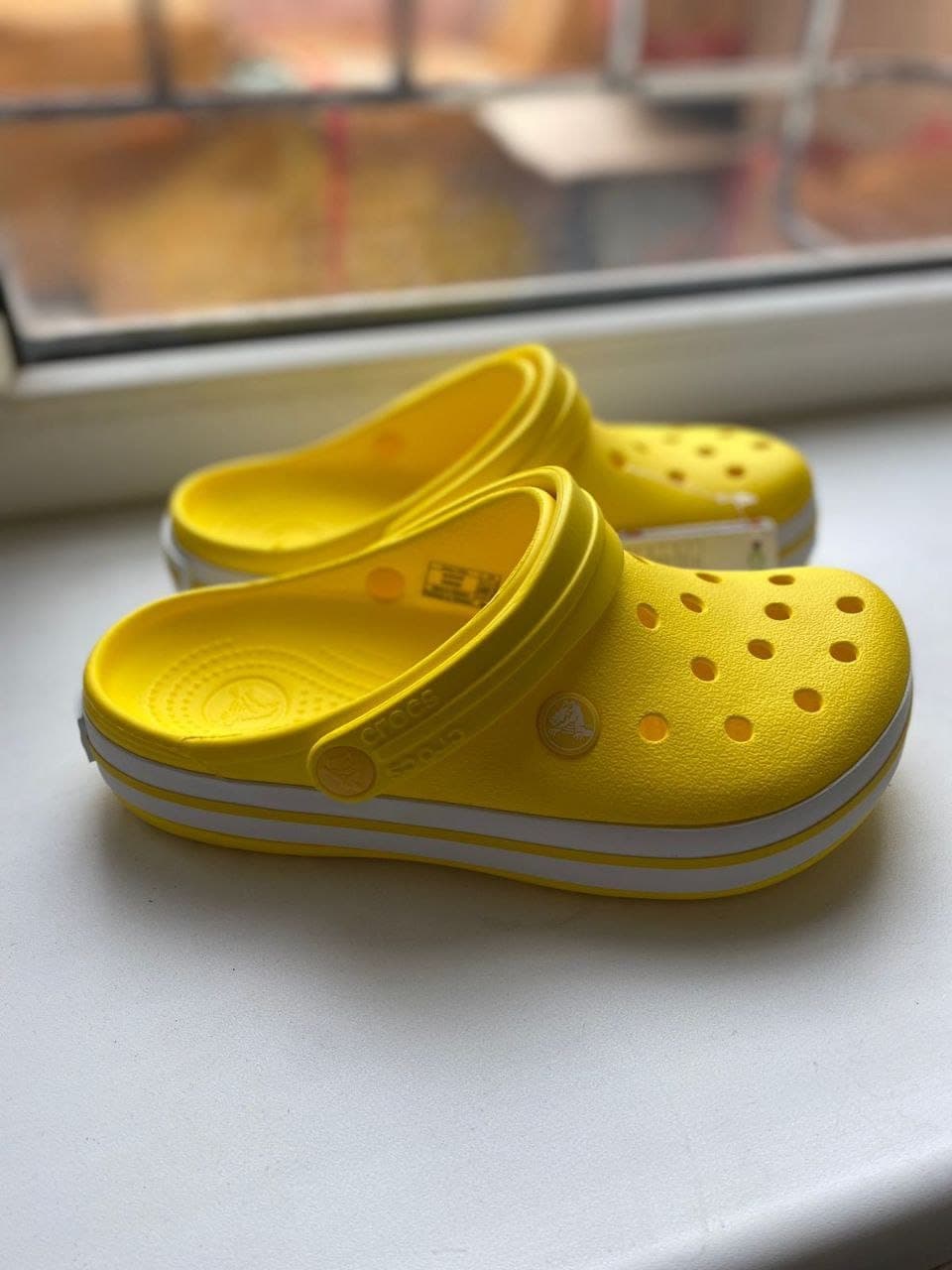Palette d’environ 65 paires de Crocs — vue 12