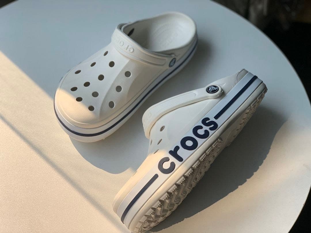 Palette d’environ 65 paires de Crocs — vue 15
