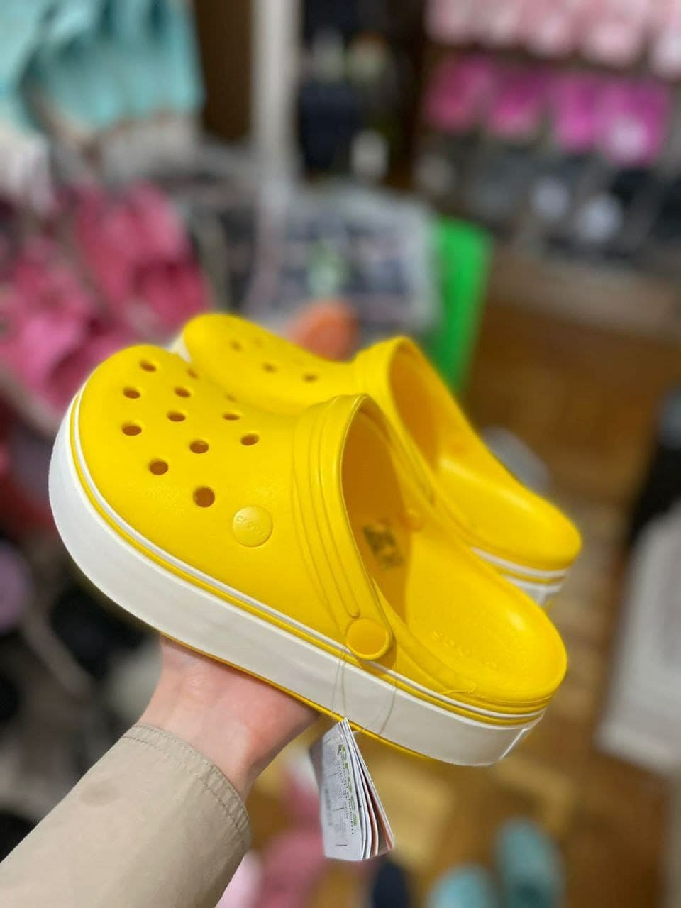 Palette d’environ 65 paires de Crocs — vue 18