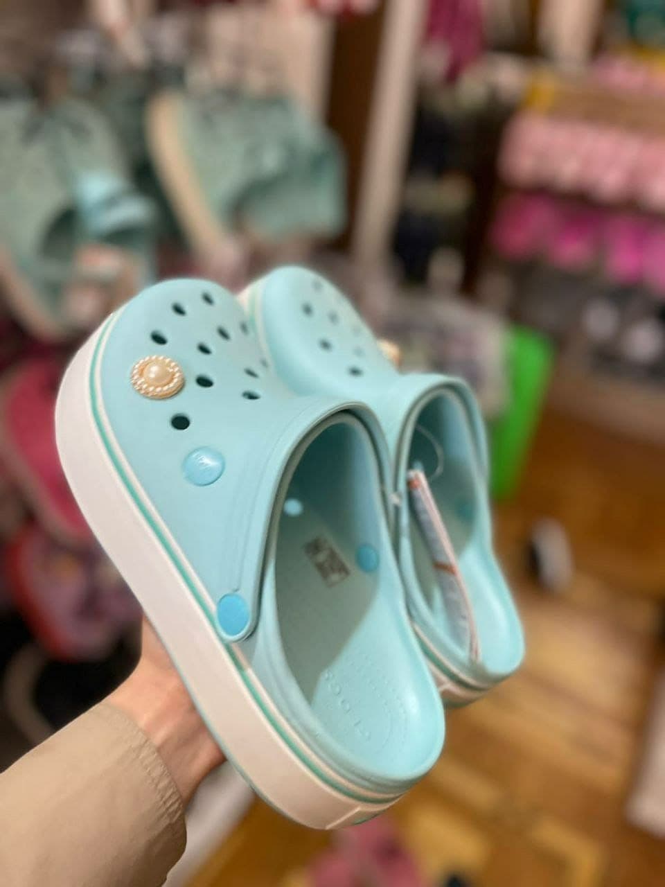Palette d’environ 65 paires de Crocs — vue 19