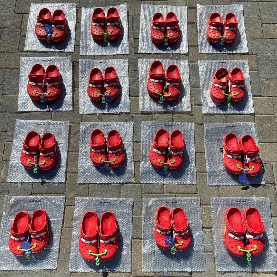 Palette d’environ 65 paires de Crocs — vue 3