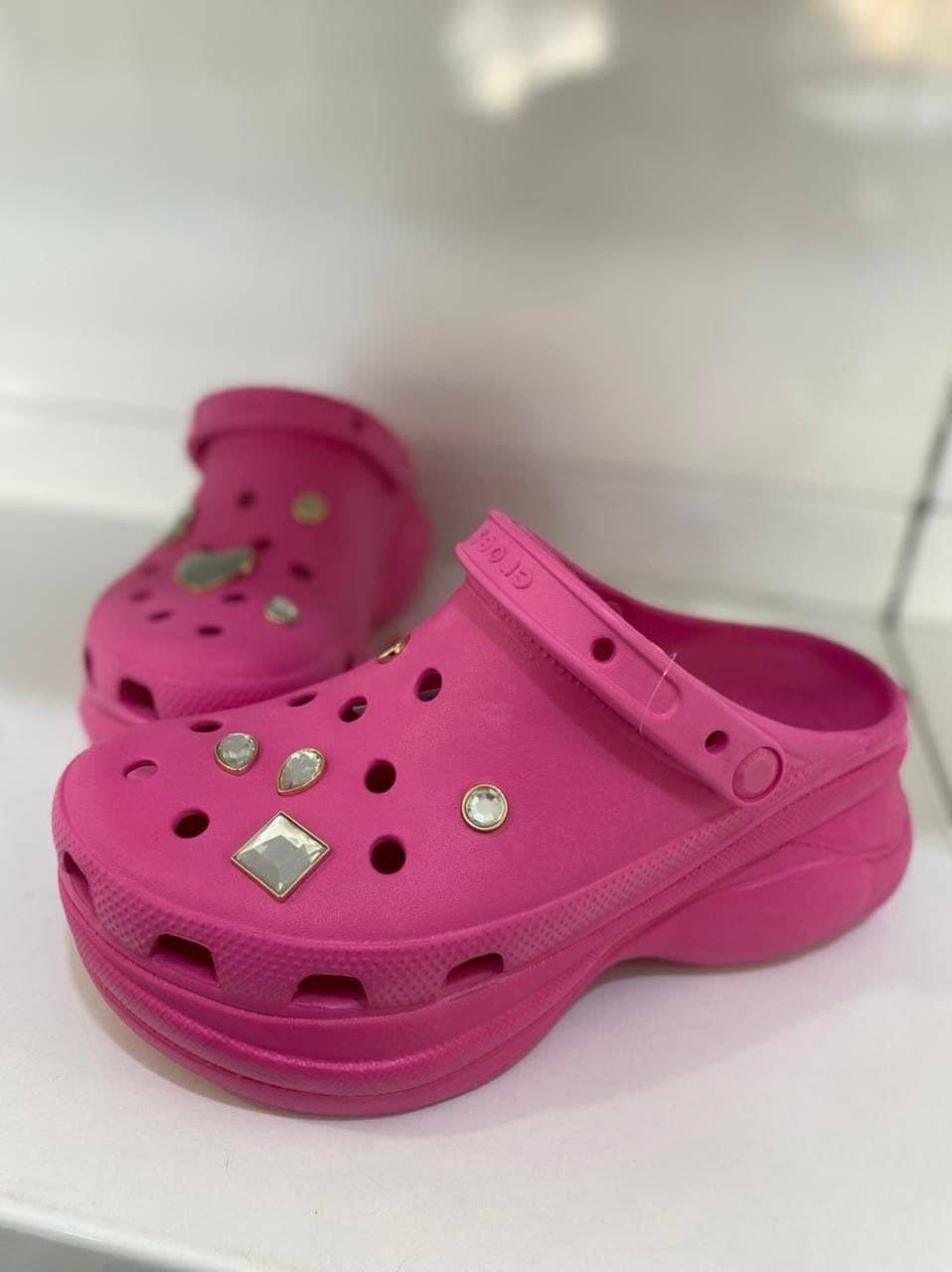 Palette d’environ 65 paires de Crocs — vue 22
