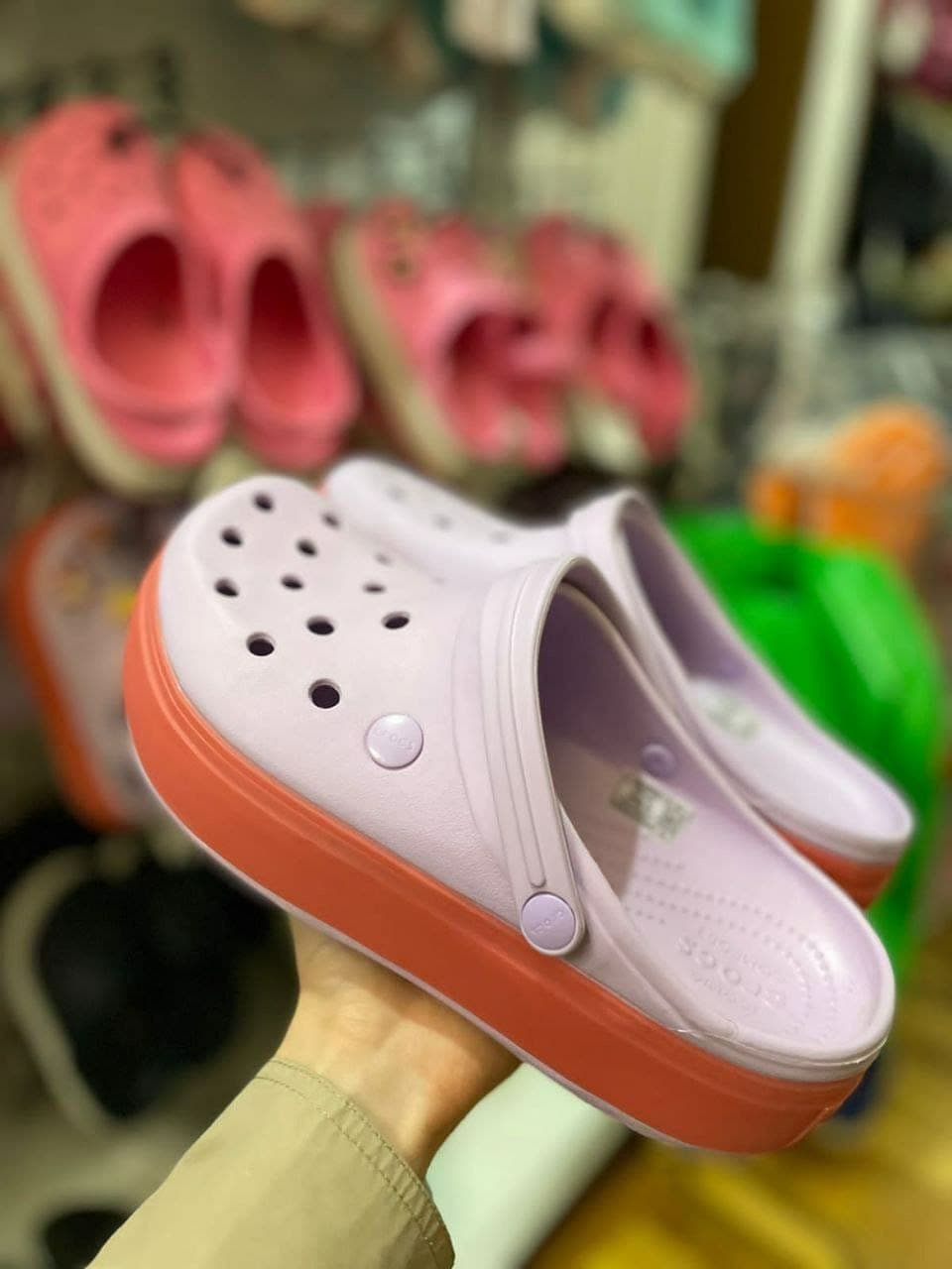 Palette d’environ 65 paires de Crocs — vue 23
