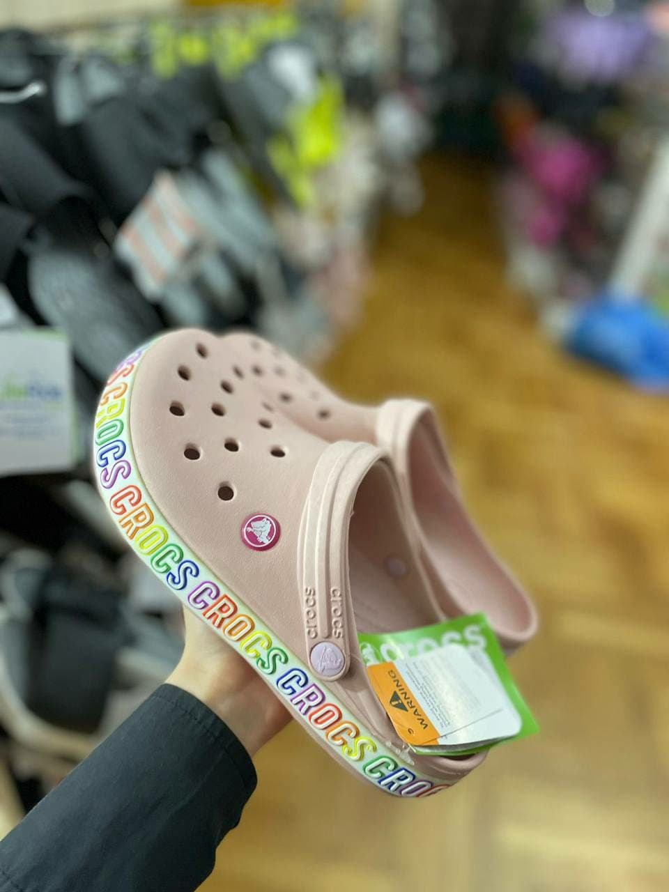 Palette d’environ 65 paires de Crocs — vue 24