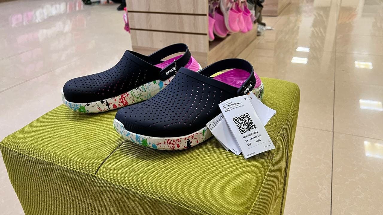 Palette d’environ 65 paires de Crocs — vue 26