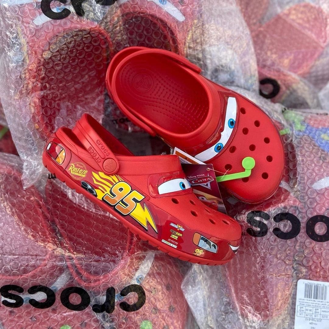 Palette d’environ 65 paires de Crocs — vue 5