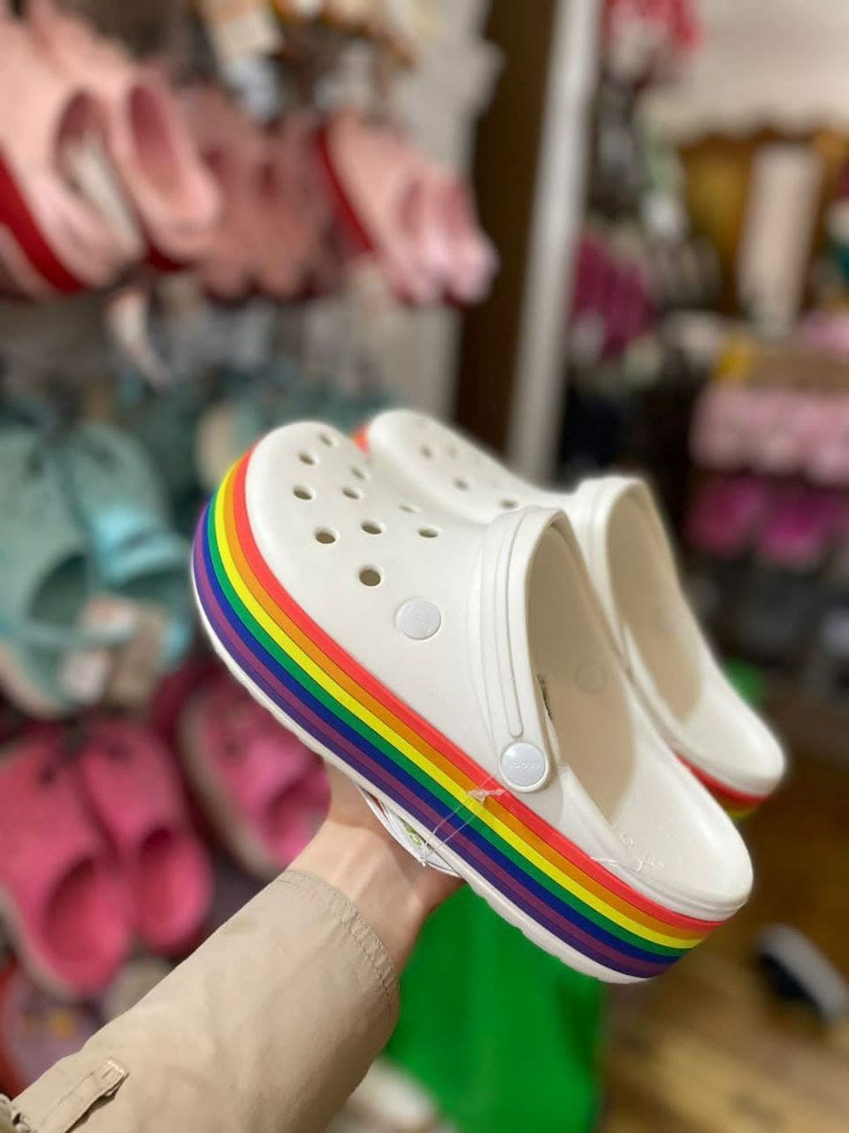 Palette d’environ 65 paires de Crocs — vue 6