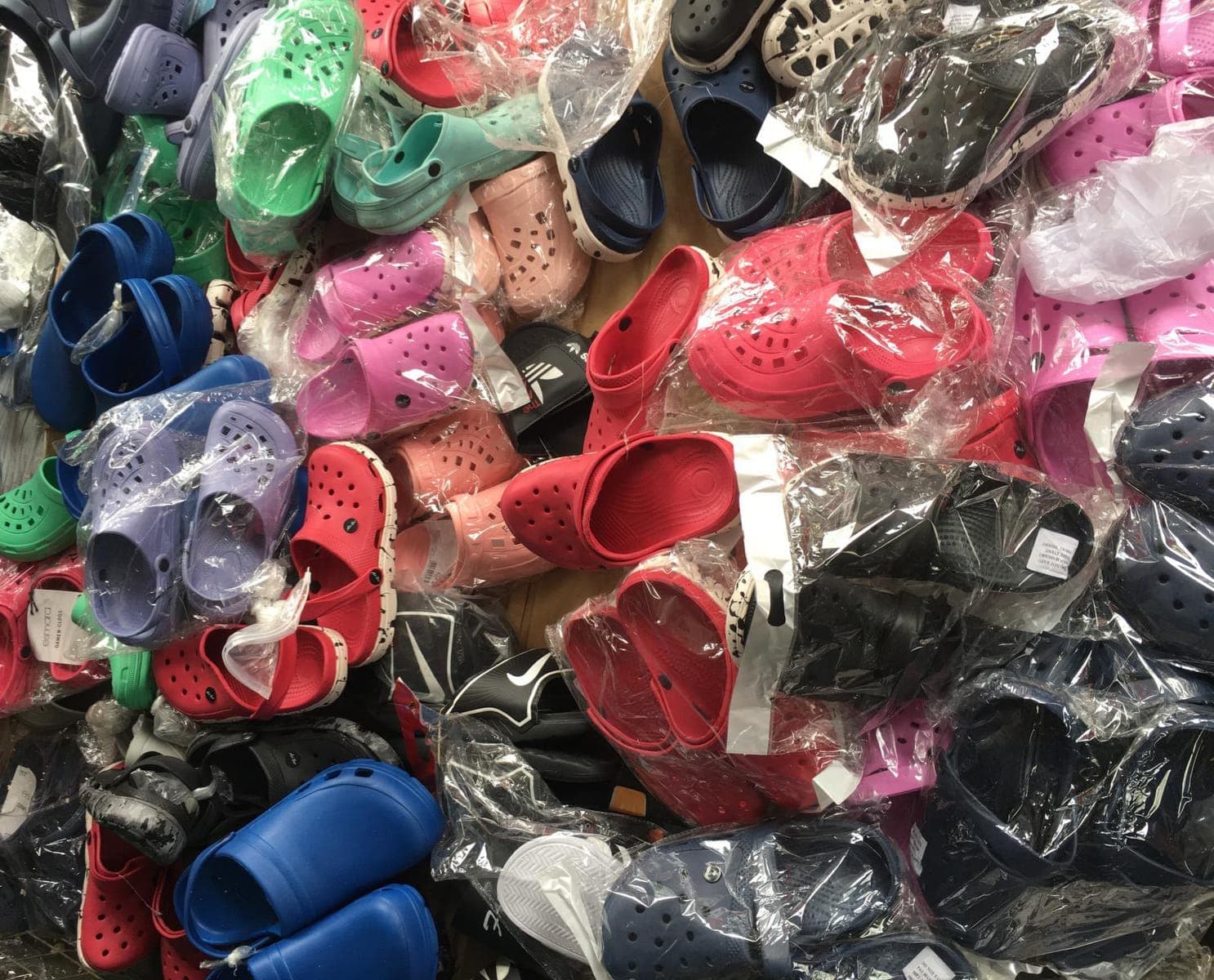 Palette d’environ 65 paires de Crocs — vue 8