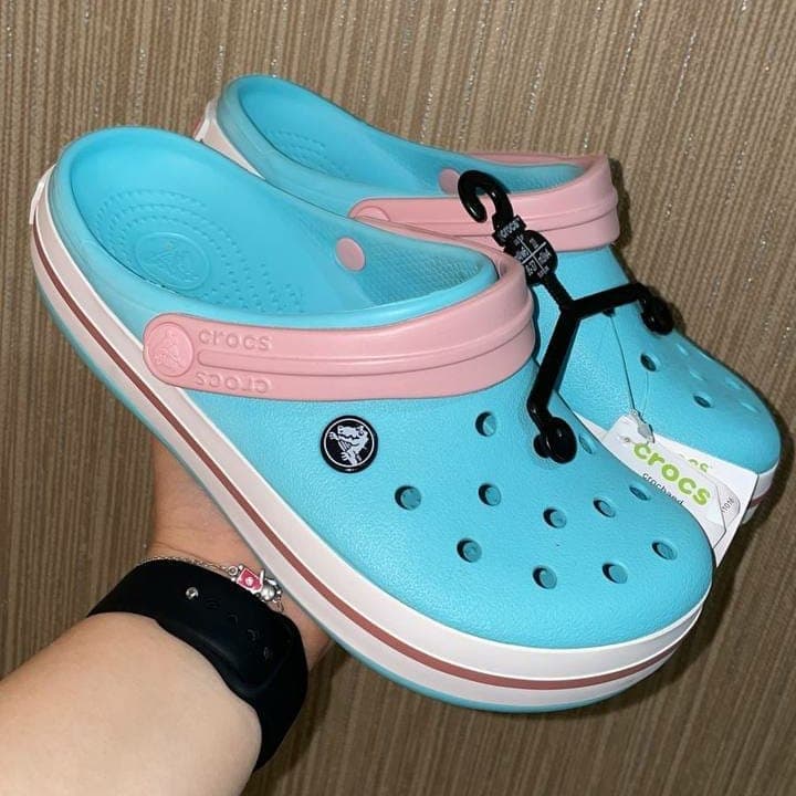 Palette d’environ 65 paires de Crocs — vue 10