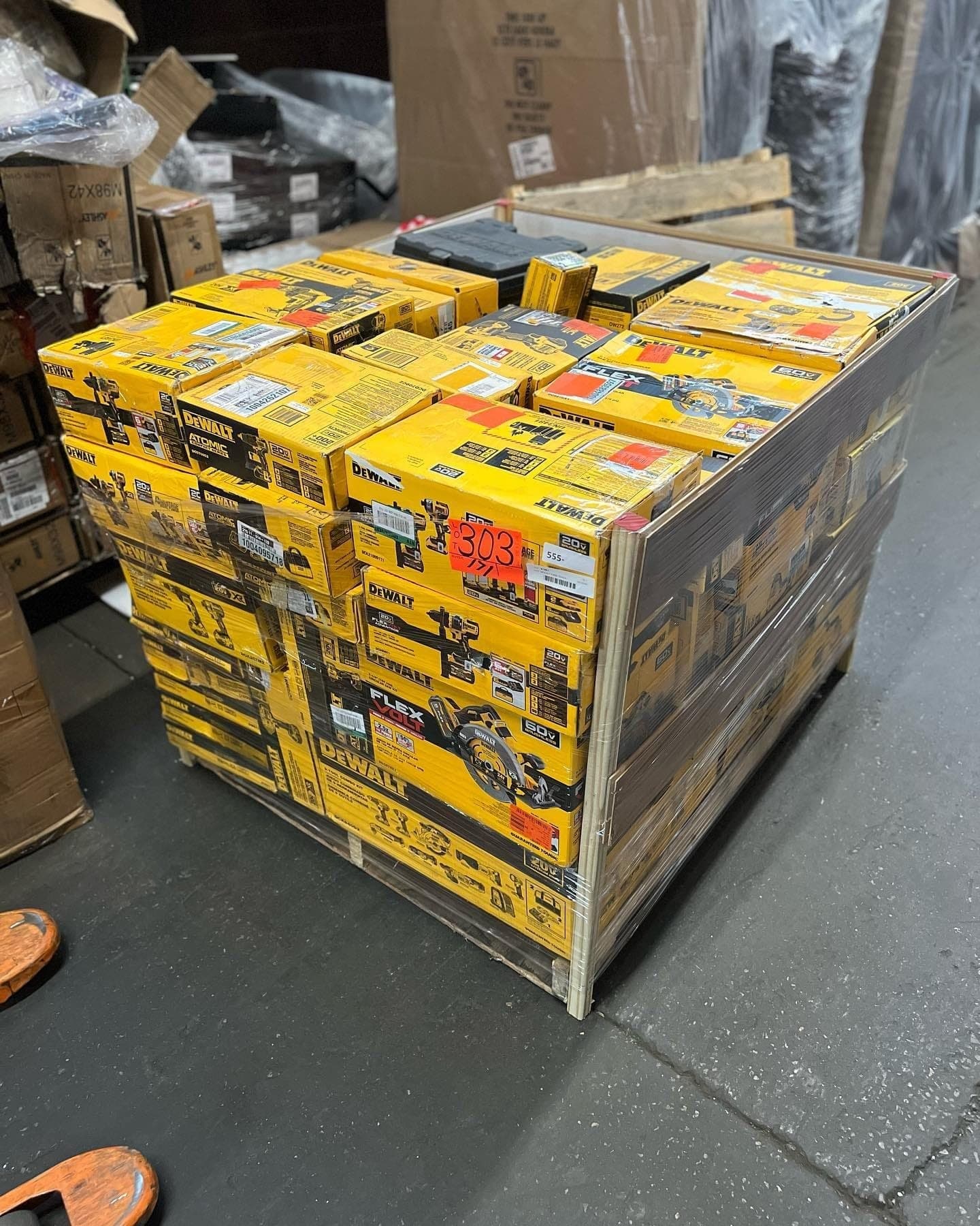 Palette de 45 à 50 outils DeWalt — vue 2