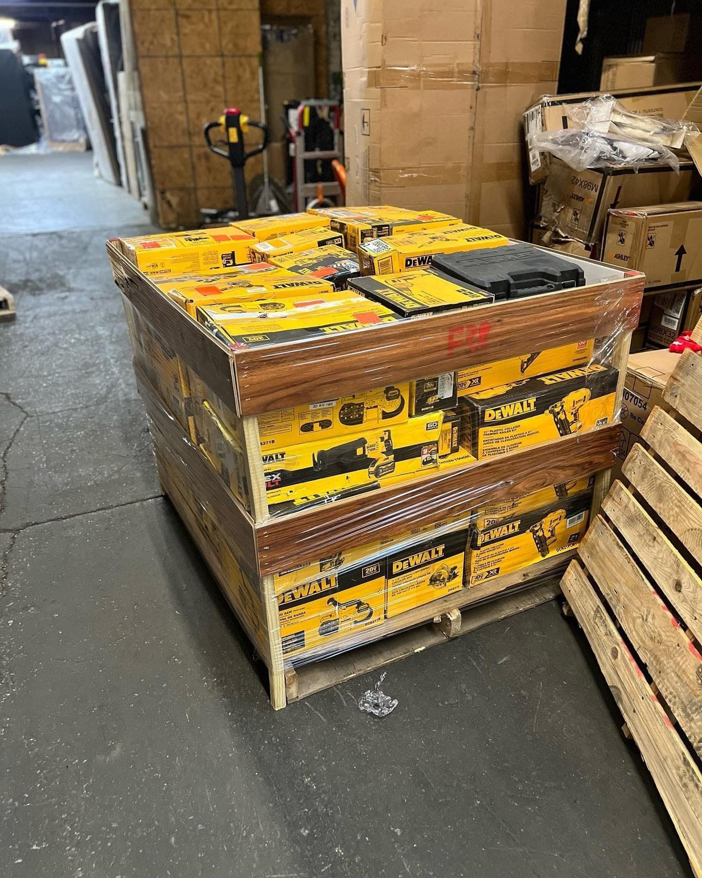 Palette de 45 à 50 outils DeWalt — vue 25