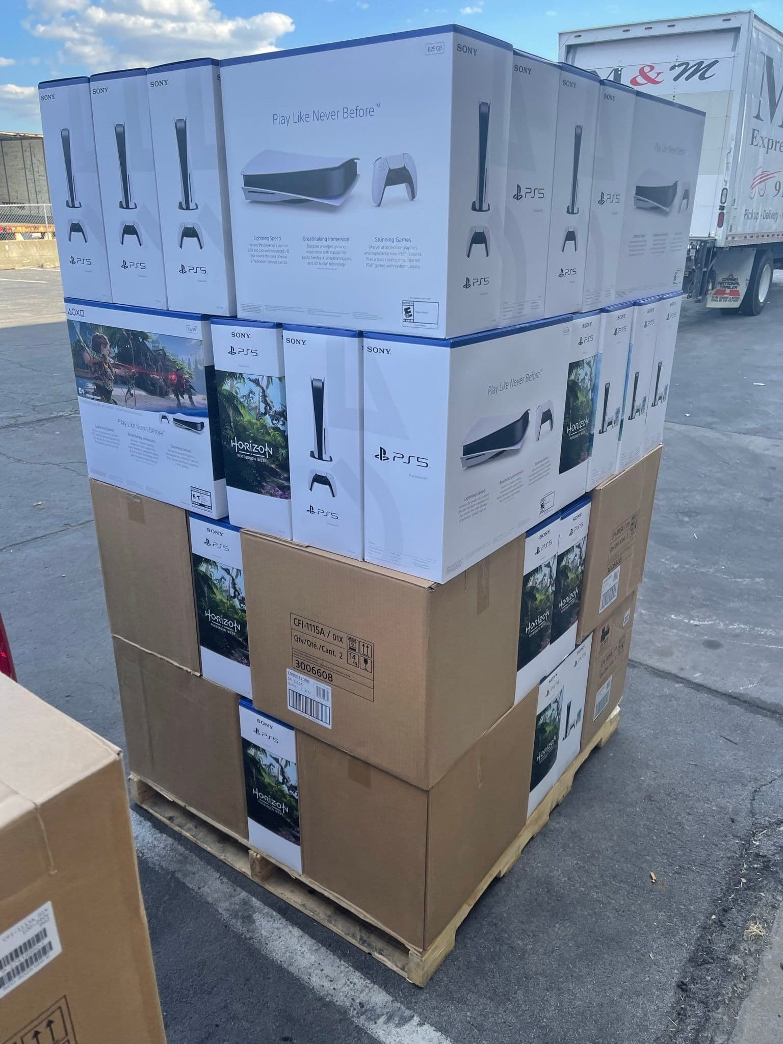Palette de 9 consoles PlayStation 5 — vue 2