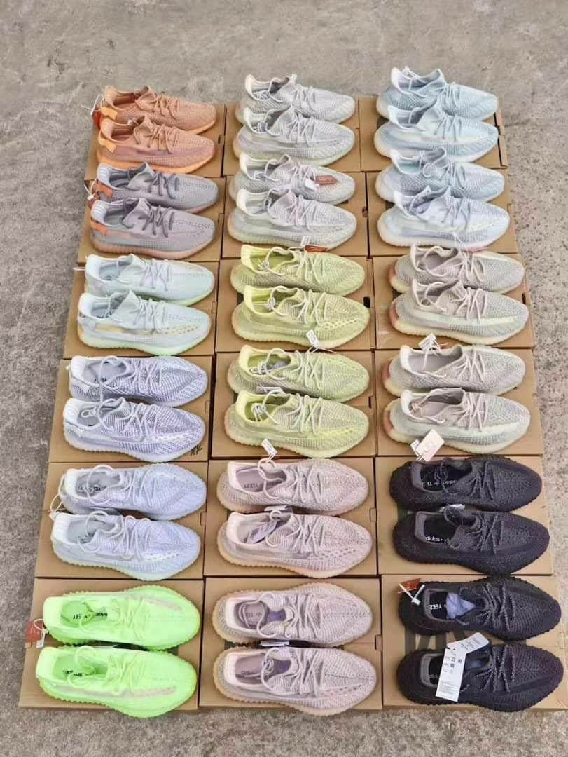 Palette de 90 paires de baskets Yeezy — vue 2