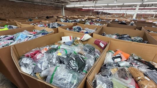 CAMION DE VÊTEMENTS AMAZON