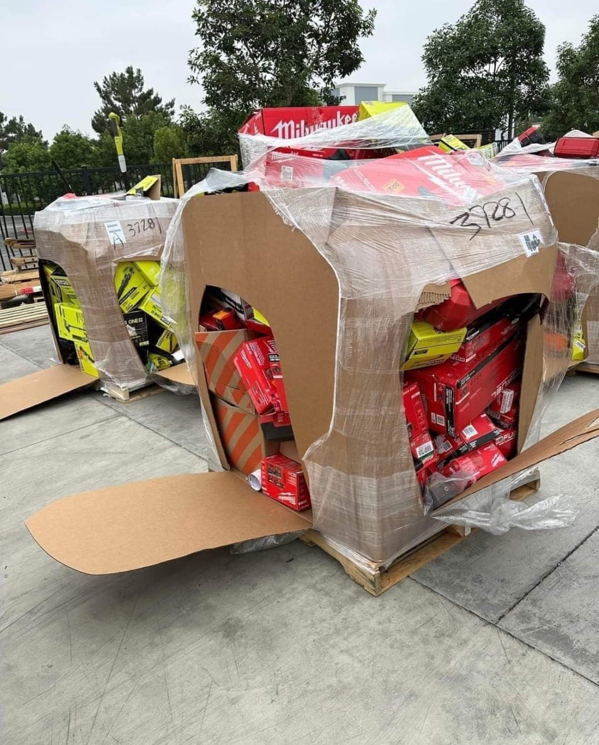 MILWAUKEE, DEWALT AND RYOBI TOOL PALLETS